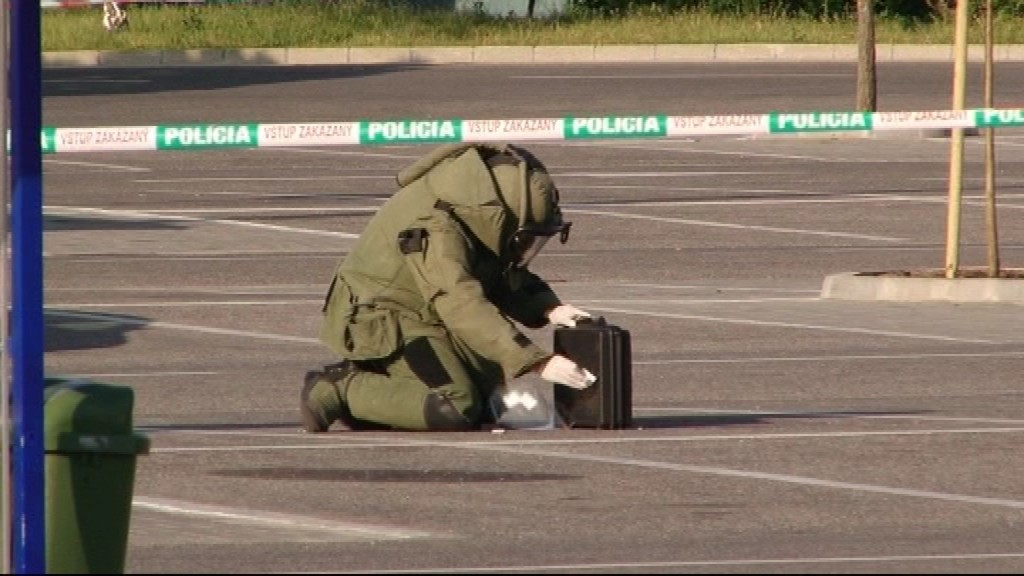 Bombový kufrík pri hypermarkete Nitra, pyrotechnik